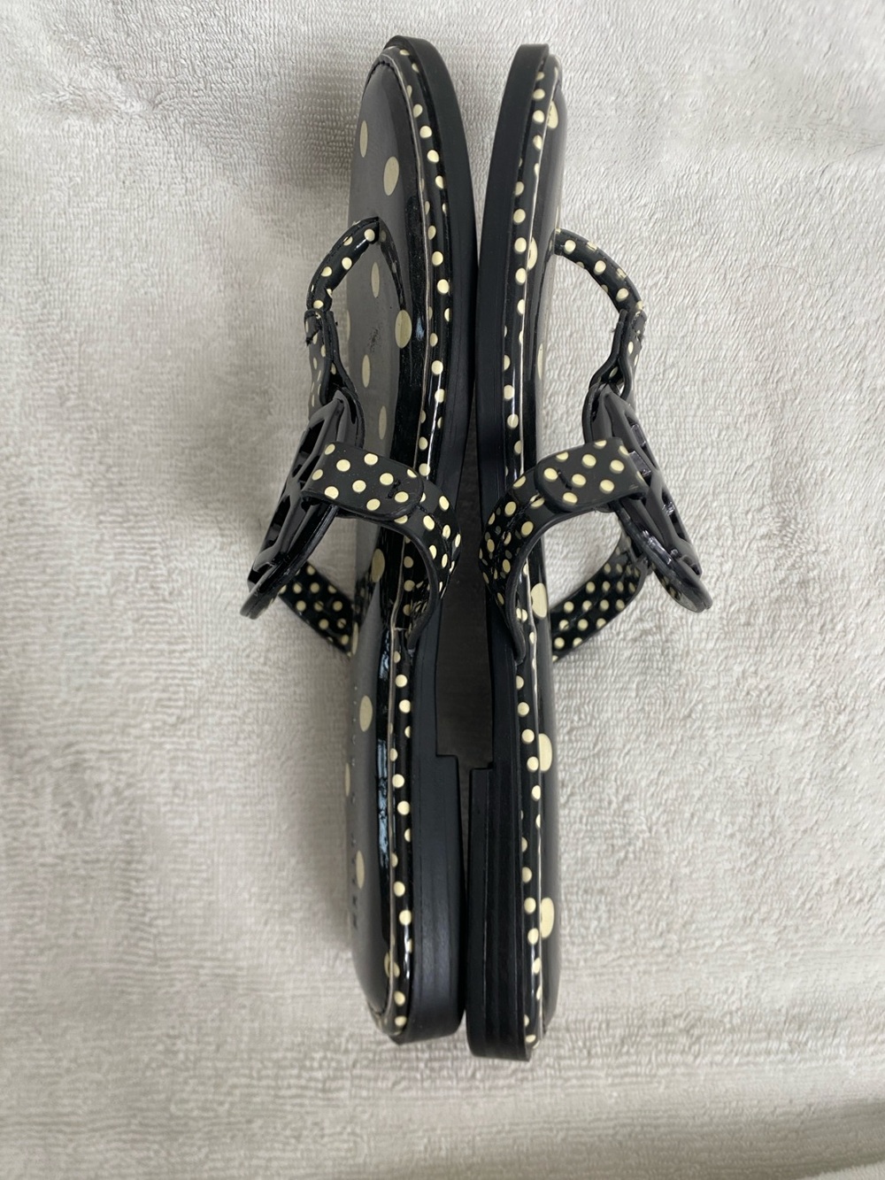 Kelly & Katie Women's Black Cream Polka Dot Faux Patent Leather Sandal Size 9.5 - Picture 3 of 12
